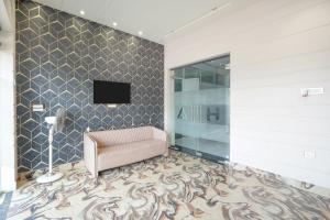 TV a/nebo společenská místnost v ubytování Super Hotel O Blue World Theme Park Formerly Hotel Mandhana + 23 fotografií