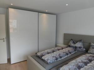 2 Betten in einem Zimmer mit weißen Wänden in der Unterkunft Ferienwohnung Christa in Bad Staffelstein