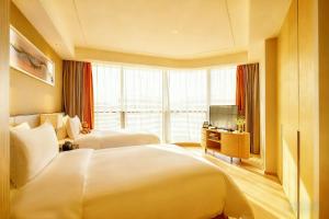 Una habitación de hotel con dos camas y una ventana. en HongQiao ZZ-IHome Prime Residence Apartment - National Exhibition Center, en Shanghái 67 fotos más