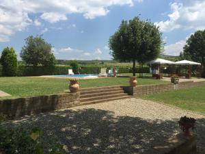 einen Garten mit einer Treppe und einem Pool in der Unterkunft I Profumi Dell'Orto in La Sabatina