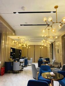 une salle d'attente avec des chaises et des tables dans l'établissement Echarm Hotel Nanchang Bayi Square Metro Station Wushang MALL, à Nanchang