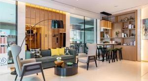 a living room with a couch and a table and chairs at City Comfort Inn Quanzhou Wanda in Quanzhou