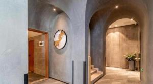 un couloir avec une porte et une horloge sur le mur dans l'établissement Immersing Hotels & Resort Yunzhu Meiyuan Wuyishan Impression Dahongpao, à Wuyishan 201 autres photos