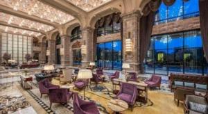 恵州市にあるHaoyikang Hotelの建物の中に紫色の椅子とテーブルが置かれた大きな部屋