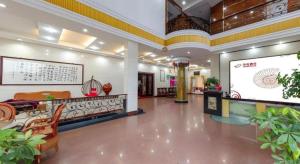 un hall d'hôtel avec une réception dans l'établissement Shell Hotel Zhejiang Cixi Longshan Town, à Hetou