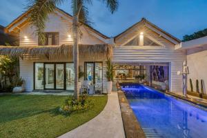 Πισίνα στο ή κοντά στο Serene 4BD Tropical Villa 5 Mins to Cemagi Beach!