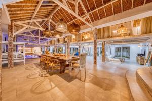 Χώρος καθιστικού στο Serene 4BD Tropical Villa 5 Mins to Cemagi Beach!