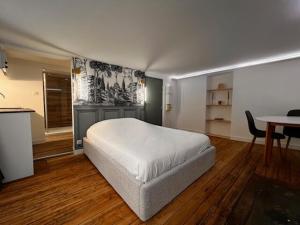 Postel nebo postele na pokoji v ubytování L'absinthe au coeur de Metz + 3 fotografie