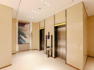 un couloir avec un ascenseur dans un immeuble dans l'établissement City Comfort Inn Jiyuan Jishui Avenue Jigang, à Jiyuan