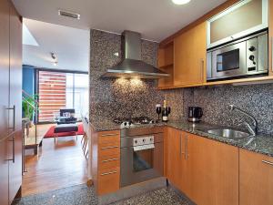 cocina con fregadero y fogones horno superior en Apartment Barcelona Rentals - Penthouse with Terrace, en Barcelona