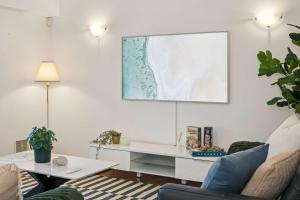 Kingsley Lake House 500Mbps Lakeside Wineries في بيرث: غرفة معيشة مع طاولة وصورة على الحائط +35 صورة