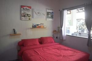 Ένα ή περισσότερα κρεβάτια σε δωμάτιο στο Banana Room Near to Kuta Legian Beach