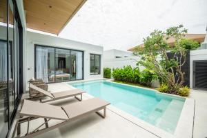 Bazén v ubytování Mouana Residence Song Khun Chalong 4-bedroom Pool Villa 894 nebo v jeho okolí