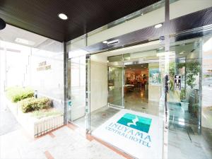 HaguroにあるInuyama Central Hotelの窓に看板を貼ったガラス商店街