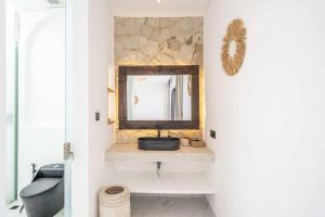 ein Badezimmer mit Waschbecken und Spiegel in der Unterkunft New 1BR Pool Villa in Bingin-Uluwatu in Uluwatu