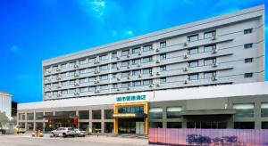 唐山市にあるCity Comfort Inn Tangshan Railway Station Lunan District Governmentの白い大きな建物