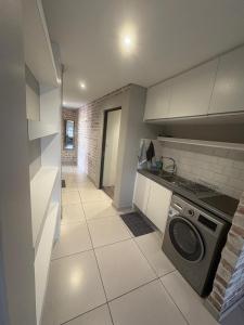 Kuchyň nebo kuchyňský kout v ubytování OCEAN Suite - Luxury Apartment near Grove Mall & Hospital