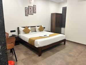 A bed or beds in a room at Collection O Chaitanyapuri Metro Station Hyderabad