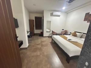 A bed or beds in a room at Collection O Chaitanyapuri Metro Station Hyderabad Még 14 kép