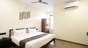 a bedroom with a large bed in a room at Collection O Pragathi Nagar Nizamabad in Nizāmābād