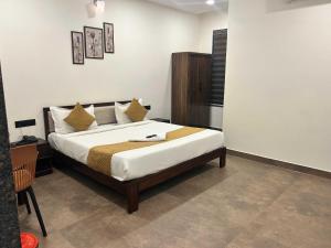 a bedroom with a large bed in a room at Collection O Pragathi Nagar Nizamabad in Nizāmābād