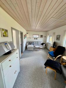 Posezení v ubytování Cozy Cottage With A View Of Kerteminde Fjord