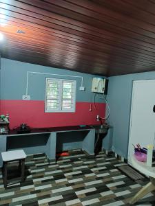 TV a/nebo společenská místnost v ubytování Cozy 1BKH House in a Coffee Estate in Chikmaglur + 3 fotografie