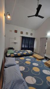 Postel nebo postele na pokoji v ubytování Cozy 1BKH House in a Coffee Estate in Chikmaglur