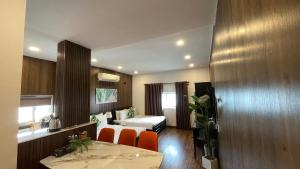ホーチミン・シティにあるRosa May Hotelのベッドとテーブルと椅子のあるホテルの部屋