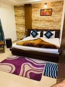 Giường trong phòng chung tại Hotel New Pratap