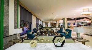 vestíbulo con sillas azules y sala de estar en JING LAND HOTEL, en Ban Lang Kieng Kau