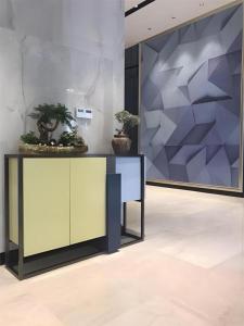 une table avec des plantes dessus dans une pièce dans l'établissement Echarm Hotel Wuhan Plaza Wansongyuan, à Wuhan