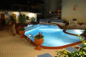 Bazén v ubytování Hotel Donatella Pinarella nebo v jeho okolí