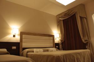 Postel nebo postele na pokoji v ubytování Hotel Donatella Pinarella