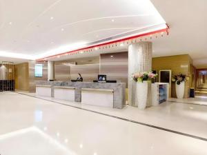 a lobby of a hotel with a reception counter at GreenTree Alliance Hotel Shenzhen Yantian District Dameisha in Shenzhen