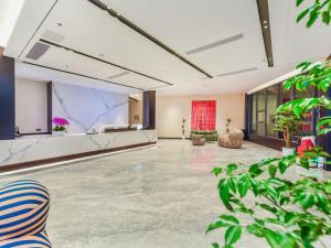 une grande pièce avec un hall avec des plantes dans l'établissement Borrman Hotel Chongqing Bishan Central Street, à Daxing
