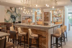 - un bar dans un restaurant avec un bouquet de tabourets dans l'établissement Wyndham Garden Munich Messe, à Munich 67 autres photos