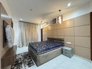 a bedroom with a bed in a room at Fafje Luxury in Mama