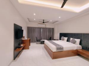 Ένα ή περισσότερα κρεβάτια σε δωμάτιο στο Sanskruti Grand Executive