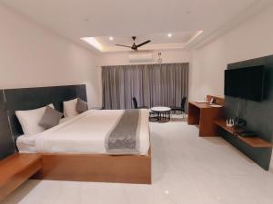 Μια τηλεόραση ή/και κέντρο ψυχαγωγίας στο Sanskruti Grand Executive