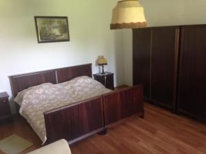 1 dormitorio con 1 cama y 1 lámpara en una mesa en Kölcsey Kúria Vendégház en Szatmárcseke