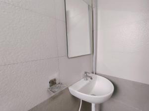 Ένα μπάνιο στο Sanskruti Grand Executive +33 φωτογραφίες