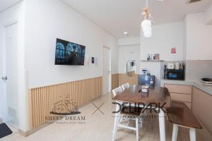 メダンにあるDelipark Mall 3 Bedrooms 3 Bathrooms 8-10 Pax Empire Premium Tower Level 28のテーブルと椅子のあるキッチンとダイニングルーム