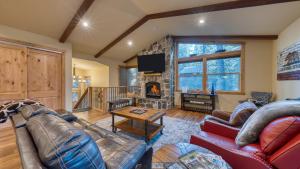 ein Wohnzimmer mit Couch und Kamin in der Unterkunft Cozy Tahoe Retreat w Hot Tub Movie Room Forest Views 10th ave 2 by AvantStay in Tahoma