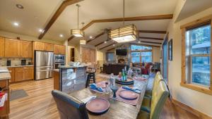 ein Esszimmer und eine Küche mit Tisch und Stühlen in der Unterkunft Cozy Tahoe Retreat w Hot Tub Movie Room Forest Views 10th ave 2 by AvantStay in Tahoma