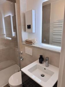 Ένα μπάνιο στο Cozy Apartment Beethoven mit Balkon +44 φωτογραφίες