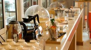 un comptoir avec des dômes et des bols en verre dans l'établissement Thada Chateau Hotel, à Ban Bu Lamduan