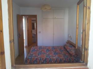 ラ・マンガ・デル・マール・メノールにあるAldeas De Taray Clubの鏡付きの部屋にベッド1台が備わるベッドルーム1室があります。