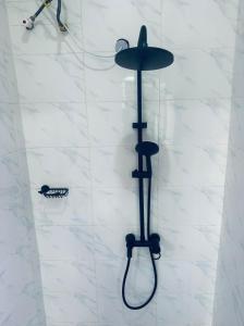 カラバルにあるLincolyn royale hotel calabarのシャワーヘッド付きの壁