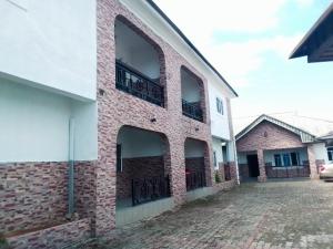 カラバルにあるLincolyn royale hotel calabarのレンガ造りの建物で、バルコニーが横にあります。